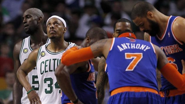 New York Knicks oslavují před zraky zklamaných bostonských Celtics postup v play off NBA. New York Knicks oslavují před zraky zklamaných bostonských Celtics postup v play off NBA.