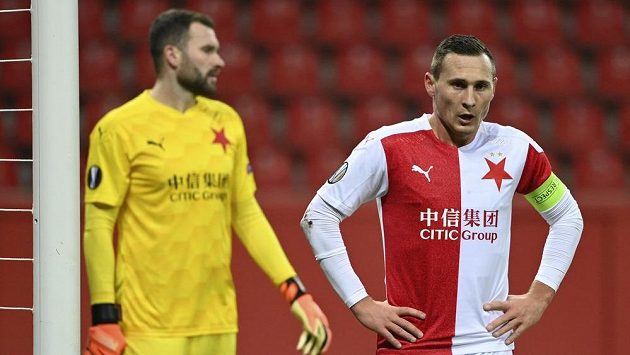 Slávisté Jan Bořil (vpravo) a Ondřej Kolář v utkání v Leverkusenu. Slávisté Jan Bořil (vpravo) a Ondřej Kolář v utkání v Leverkusenu.