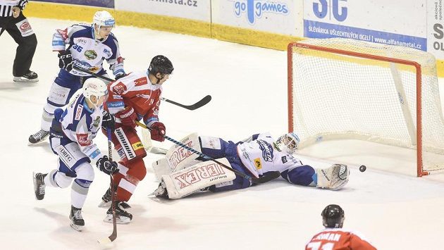 Zleva Jakub Krejčík a Martin Nečas z Brna, Vilém Burian z Olomouce a brankář Brna Marek Čiliak. Zleva Jakub Krejčík a Martin Nečas z Brna, Vilém Burian z Olomouce a brankář Brna Marek Čiliak.