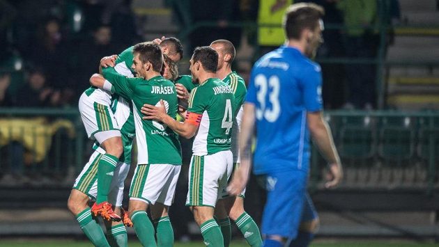 Fotbalisté Bohemians Praha 1905 oslavují první gól proti Baníku Ostrava. Fotbalisté Bohemians Praha 1905 oslavují první gól proti Baníku Ostrava.