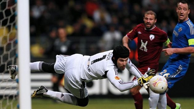 Brankář Chelsea Petr Čech likviduje v odvetě čtvrtfinále Evropské ligy proti Kazani šanci domácího celku. Přihlížejí Gökdeniz Karadeniz z Kazaně a stoper londýnského celku John Terry (vpravo). Brankář Chelsea Petr Čech likviduje v odvetě čtvrtfinále Evropské ligy proti Kazani šanci domácího celku. Přihlížejí Gökdeniz Karadeniz z Kazaně a stoper londýnského celku John Terry (vpravo).