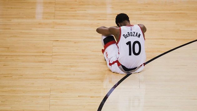 Zklamaný basketbalista Toronta DeMar DeRozan (10) po porážce od Miami Heat. Zklamaný basketbalista Toronta DeMar DeRozan (10) po porážce od Miami Heat.