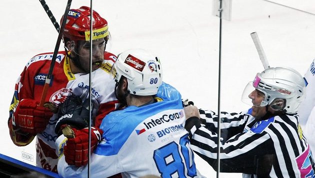Michal Poletín ze Slavie (v červenobílém) a Nicholas Johnson z Plzně při potyčce. Teď míří slávistický hokejista k Indiánům. Michal Poletín ze Slavie (v červenobílém) a Nicholas Johnson z Plzně při potyčce. Teď míří slávistický hokejista k Indiánům.