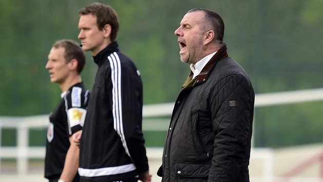 Trenér Jihlavy Josef Jinoch (vpravo) při utkání s Duklou. Trenér Jihlavy Josef Jinoch (vpravo) při utkání s Duklou.