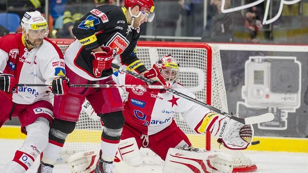 Hradecký útočník Petr Beránek mezi slávisty Pavlem Kolaříkem a brankářem Adamem Svobodou. Hradecký útočník Petr Beránek mezi slávisty Pavlem Kolaříkem a brankářem Adamem Svobodou.
