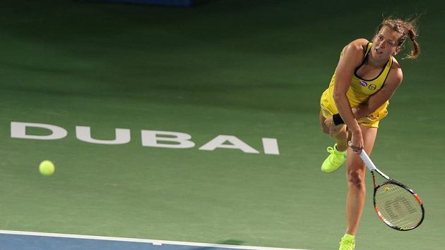 Barbora Strýcová podává během zápasu s Anou Ivanovičovou na turnaji v Dubaji. Barbora Strýcová podává během zápasu s Anou Ivanovičovou na turnaji v Dubaji.
