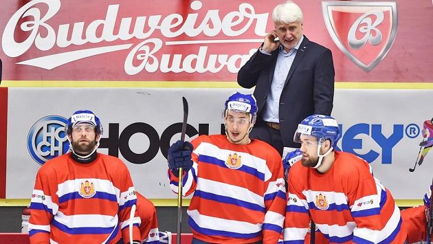 Trenér Českých Budějovic Marian Jelínek (nahoře) na střídačce při utkání s Karlovými Vary, dole zleva v retrodresech Martin Novák, Vlastimil Dostálek, Peter Galamboš. Trenér Českých Budějovic Marian Jelínek (nahoře) na střídačce při utkání s Karlovými Vary, dole zleva v retrodresech Martin Novák, Vlastimil Dostálek, Peter Galamboš.