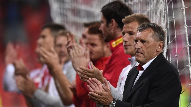 Trenér Slavie Praha Miroslav Beránek (vpravo) děkuje fanouškům za podporu po utkání s Plzní. Trenér Slavie Praha Miroslav Beránek (vpravo) děkuje fanouškům za podporu po utkání s Plzní.