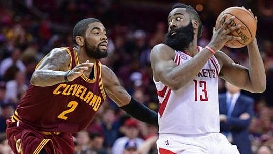 Ani skvělý střelecký výkon Jamese Hardena (vpravo) nestačil Houstonu k výhře nad obhájci titulu z Clevelandu. Vlevo Kyrie Irving. Ani skvělý střelecký výkon Jamese Hardena (vpravo) nestačil Houstonu k výhře nad obhájci titulu z Clevelandu. Vlevo Kyrie Irving.