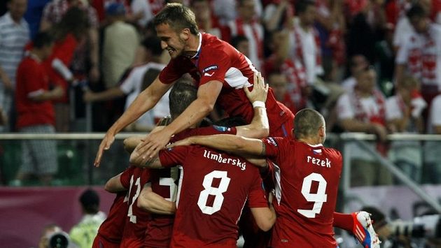 Čeští fotbalisté se radují z postupu do čtvrtfinále mistrovství Evropy. Čeští fotbalisté se radují z postupu do čtvrtfinále mistrovství Evropy.