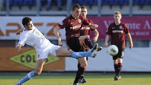Vladimir Dimitrovski z Mladé Boleslavi (vlevo) a Peter Grajciar ze Sparty Vladimir Dimitrovski z Mladé Boleslavi (vlevo) a Peter Grajciar ze Sparty