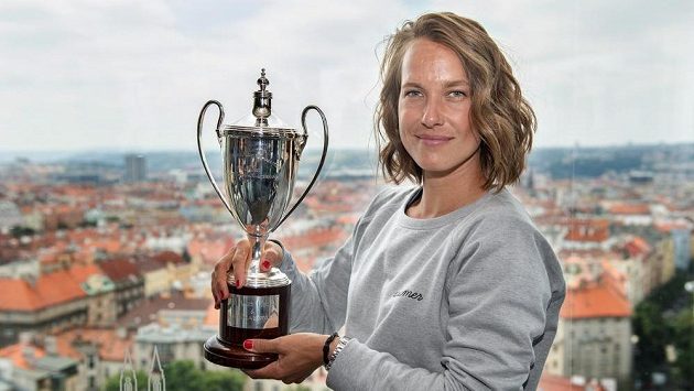 Tenistka Barbora Strýcová s trofejí za vítězství ve čtyřhře ve Wimbledonu. Tenistka Barbora Strýcová s trofejí za vítězství ve čtyřhře ve Wimbledonu.
