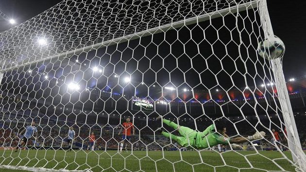 Na ránu uruguayského snajpra Edinsona Cavaniho (není na snímku) chilský brankář Gabriel Arias nedosáhl. Na ránu uruguayského snajpra Edinsona Cavaniho (není na snímku) chilský brankář Gabriel Arias nedosáhl.