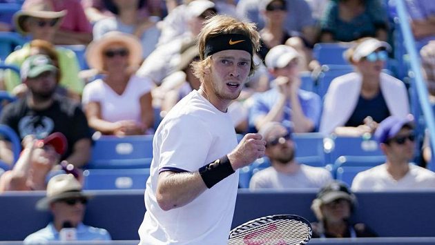 Rus Andrej Rubljov v utkání 3. kola v Cincinnati proti Rogeru Federerovi ze Švýcarska. Rus Andrej Rubljov v utkání 3. kola v Cincinnati proti Rogeru Federerovi ze Švýcarska.