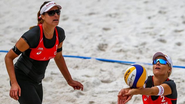 České hráčky (zleva) Barbora Hermannová a Markéta Nausch Sluková. České hráčky (zleva) Barbora Hermannová a Markéta Nausch Sluková.
