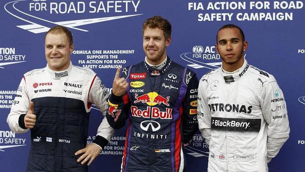 Pilot Red Bullu Sebastian Vettel (uprostřed) vyhrál kvalifikaci na GP Kanady vozů formule 1. Druhý skončil Lewis Hamilton (vpravo) z Mercedesu, třetí Valtteri Bottas z týmu Williams. Pilot Red Bullu Sebastian Vettel (uprostřed) vyhrál kvalifikaci na GP Kanady vozů formule 1. Druhý skončil Lewis Hamilton (vpravo) z Mercedesu, třetí Valtteri Bottas z týmu Williams.
