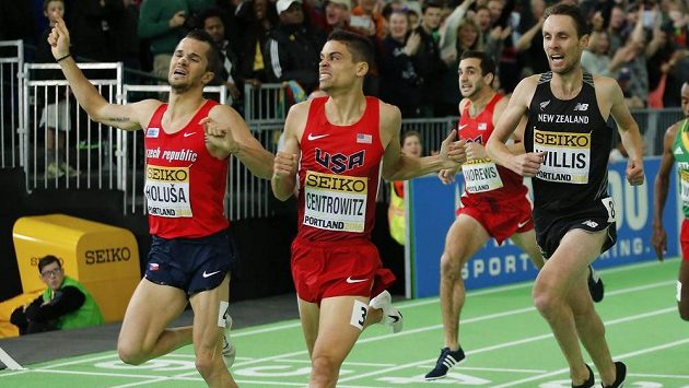Jakub Holuša (vlevo) probíhá cílem ve finále závodu na 1500 na HMS v Portlandu. Po drtivém finiši nestačil jen na vítězného Američana Matthewa Centrowitze (uprostřed). Jakub Holuša (vlevo) probíhá cílem ve finále závodu na 1500 na HMS v Portlandu. Po drtivém finiši nestačil jen na vítězného Američana Matthewa Centrowitze (uprostřed).