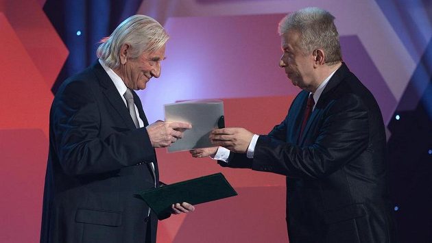 Karel Brückner (vlevo) a houslový virtuoz Jaroslav Svěcený během vyhlášení ankety Fotbalista roku 2013. Karel Brückner (vlevo) a houslový virtuoz Jaroslav Svěcený během vyhlášení ankety Fotbalista roku 2013.