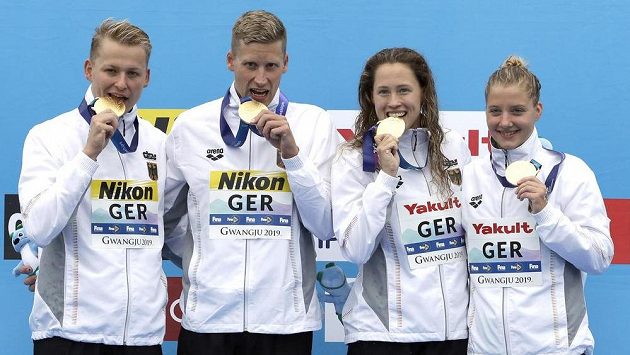 Němečtí mistři světa ve štafetě dálkových plavců. Němečtí mistři světa ve štafetě dálkových plavců.