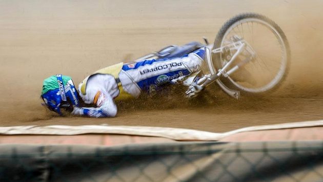 Dán Nicki Pedersen při pádu během finále Zlaté přilby. Dán Nicki Pedersen při pádu během finále Zlaté přilby.