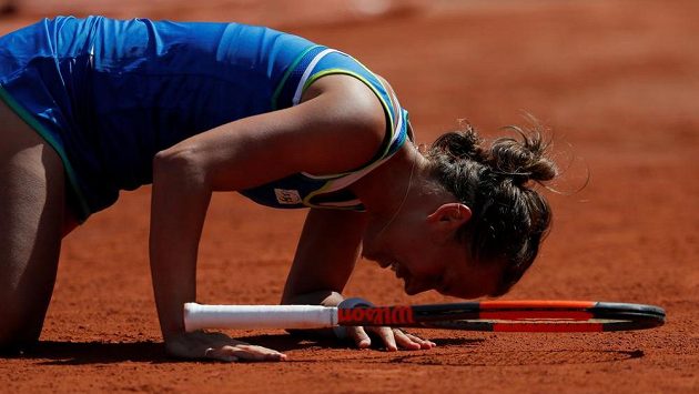 Barbora Strýcová na kolenou. Barbora Strýcová na kolenou.