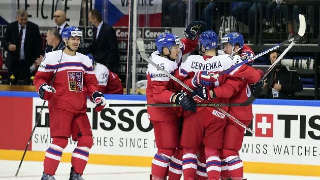 Čeští hokejisté se radují z branky proti Lotyšsku. Čeští hokejisté se radují z branky proti Lotyšsku.