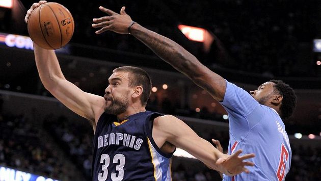 Marc Gasol (33) z Memphisu v duelu proti DeAndremu Jordanovi (6) z Los Angeles Clippers. Marc Gasol (33) z Memphisu v duelu proti DeAndremu Jordanovi (6) z Los Angeles Clippers.