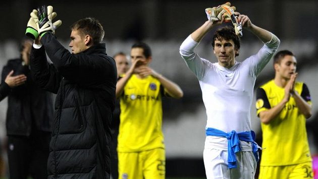 Brankáři Sparty Praha Marek Čech (vpravo) a Tomáš Vaclík po utkání Evropské ligy v Bilbau. Brankáři Sparty Praha Marek Čech (vpravo) a Tomáš Vaclík po utkání Evropské ligy v Bilbau.