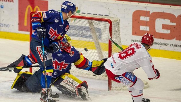Erik Hrňa z Třince překonává gólmana Českých Budějovic Marka Čiliaka. Erik Hrňa z Třince překonává gólmana Českých Budějovic Marka Čiliaka.