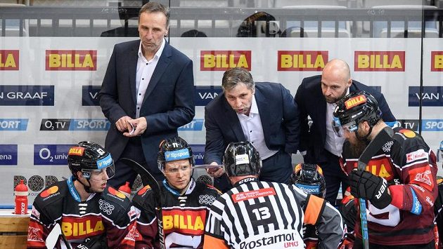 Trenéři Sparty v diskuzi s rozhodčím - ilustrační foto. Trenéři Sparty v diskuzi s rozhodčím - ilustrační foto.