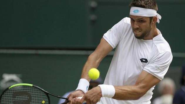 Jiří Veselý při wimbledonském osmifinále s Rafaelem Nadalem ze Španělska. Jiří Veselý při wimbledonském osmifinále s Rafaelem Nadalem ze Španělska.