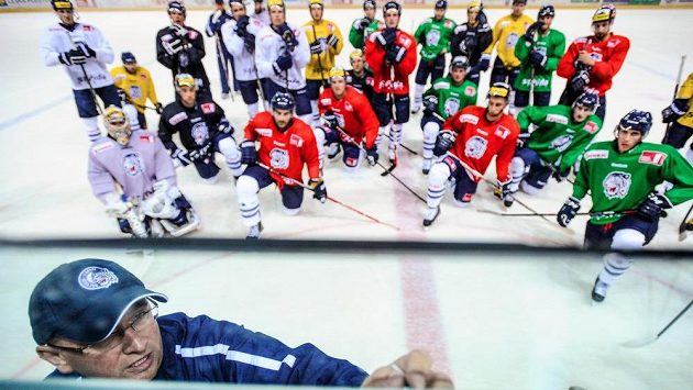 Trenér libereckého extraligového hokejového týmu Pavel Hynek s hráči na prvním tréninku na ledové ploše před nadcházející sezónou. Trenér libereckého extraligového hokejového týmu Pavel Hynek s hráči na prvním tréninku na ledové ploše před nadcházející sezónou.