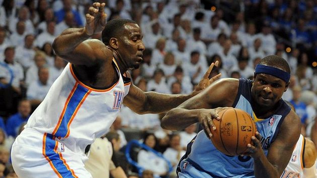 Zach Randolph (vpravo) z Memphisu v souboji s Kendrickem Perkinsem z Oklahomy. Zach Randolph (vpravo) z Memphisu v souboji s Kendrickem Perkinsem z Oklahomy.
