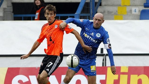 Liberecký Jiří Štajner a Tomáš Hořava z Olomouce v boji o míč. Liberecký Jiří Štajner a Tomáš Hořava z Olomouce v boji o míč.