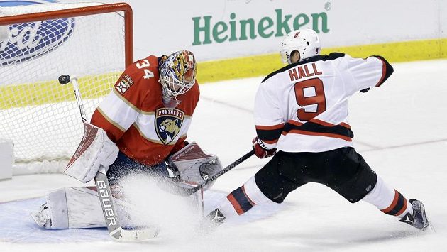 Křídelní útočník Taylor Hall z New Jersey před brankářem Floridy Jamesem Reimerem. Křídelní útočník Taylor Hall z New Jersey před brankářem Floridy Jamesem Reimerem.
