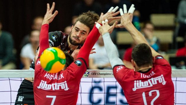 Kamil Richlicki z Civitanovy útočí proti českobudějovickému dvojbloku. (Ilustační foto) Kamil Richlicki z Civitanovy útočí proti českobudějovickému dvojbloku. (Ilustační foto)