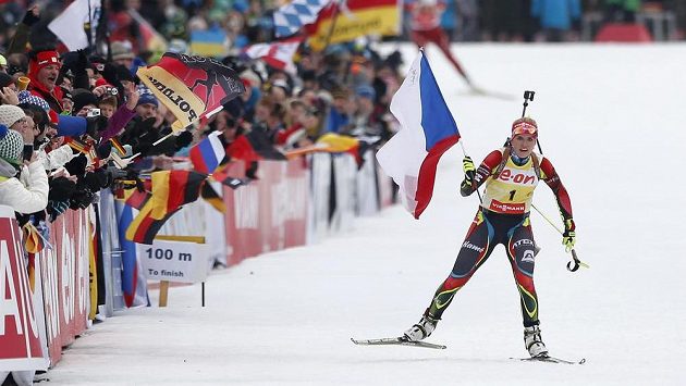 Gabriela Soukalová slaví spolu s fanoušky v cílové rovince stíhacího závodu SP v Ruhpoldingu. Gabriela Soukalová slaví spolu s fanoušky v cílové rovince stíhacího závodu SP v Ruhpoldingu.