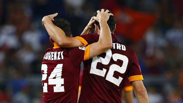 Fotbalisté AS Řím Mattia Destro (vpravo) a Alessandro Florenzi se radují z gólu. Fotbalisté AS Řím Mattia Destro (vpravo) a Alessandro Florenzi se radují z gólu.