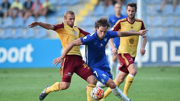 Michael Rabušic (vpravo) z Liberce a Marek Hlinka z Dukly v souboji o míč v utkání 3. kola Synot ligy Michael Rabušic (vpravo) z Liberce a Marek Hlinka z Dukly v souboji o míč v utkání 3. kola Synot ligy
