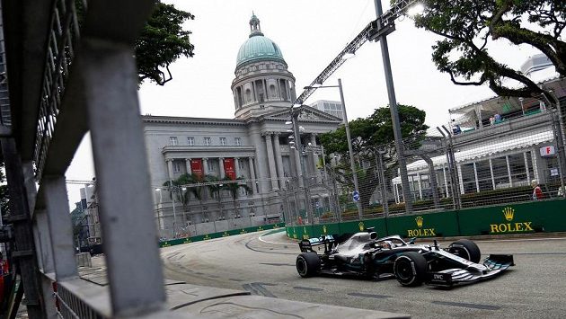 Brit Lewis Hamilton při tréninku v Singapuru. Brit Lewis Hamilton při tréninku v Singapuru.