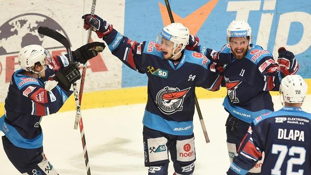 Chomutovští se radují z úvodní branky v Třinci, druhý zprava je střelec Petr Koblasa. Chomutovští se radují z úvodní branky v Třinci, druhý zprava je střelec Petr Koblasa.