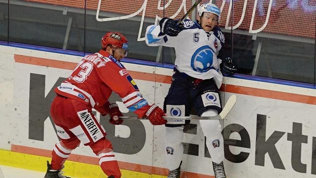 Jiří Polanský (vlevo) z Třince a Jakub Jeřábek z Plzně. Jiří Polanský (vlevo) z Třince a Jakub Jeřábek z Plzně.