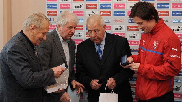Stříbrní fotbalisté z MS Chile 1962 (zleva) Josef Jelínek, Václav Mašek, Josef Masopust a kapitán národního týmu Tomáš Rosický. Stříbrní fotbalisté z MS Chile 1962 (zleva) Josef Jelínek, Václav Mašek, Josef Masopust a kapitán národního týmu Tomáš Rosický.