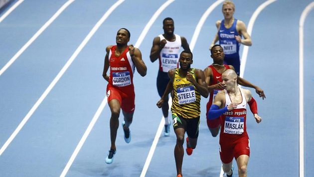 Pavel Maslák (vpředu vpravo) s přehledem vyhrál semifinále závodu na 400 m. Pavel Maslák (vpředu vpravo) s přehledem vyhrál semifinále závodu na 400 m.