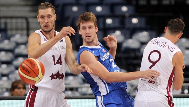 Český pivot Jan Veselý bojuje s lotyšskou přesilou. Český pivot Jan Veselý bojuje s lotyšskou přesilou.