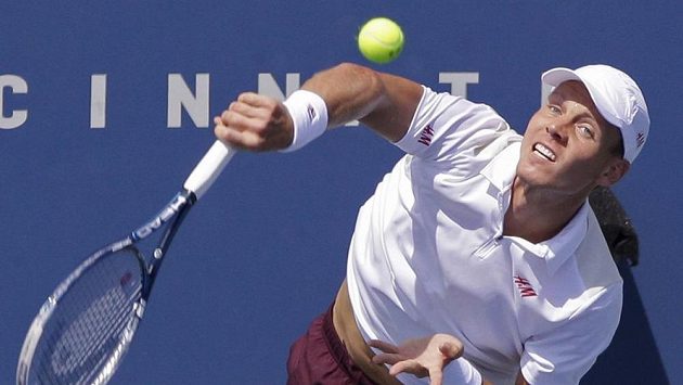 Tomáš Berdych podává v utkání s Andym Murraym. Tomáš Berdych podává v utkání s Andym Murraym.