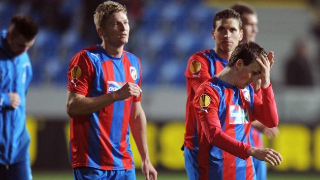 Zklamaní plzeňští fotbalisté Václav Procházka (vlevo) a Vladimír Darida po utkání osmifinále Evropské ligy mezi FC Viktoria Plzeň a Fenerbahce SK Zklamaní plzeňští fotbalisté Václav Procházka (vlevo) a Vladimír Darida po utkání osmifinále Evropské ligy mezi FC Viktoria Plzeň a Fenerbahce SK