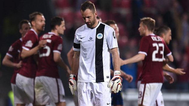 Liberecký brankář Přemysl Kovář po třetím obdrženém gólu v utkání na Spartě. Liberecký brankář Přemysl Kovář po třetím obdrženém gólu v utkání na Spartě.