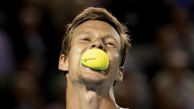 Tomáš Berdych se v emocích zakousl do tenisáku během semifinále Australian Open. Tomáš Berdych se v emocích zakousl do tenisáku během semifinále Australian Open.