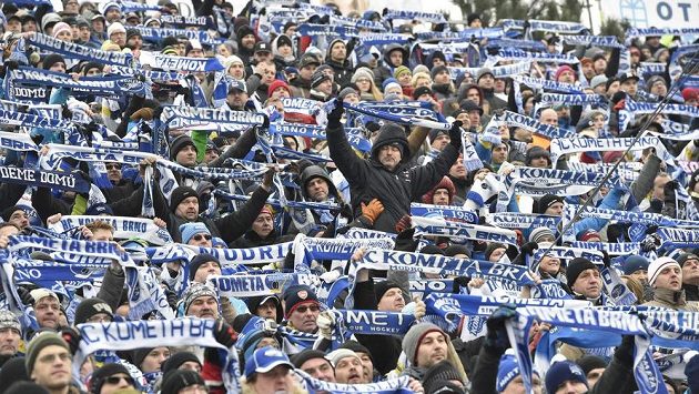 Fanoušci Komety při utkání pod širým nebem s Plzní. Fanoušci Komety při utkání pod širým nebem s Plzní.